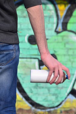 Arkadan görünüş tekiyle bir duvara sprey boya ile çizim