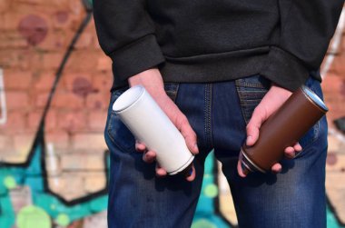 Grafiti sanatçısı bir sprey ile elinde olabilir. Arkadan Görünüm