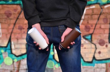 Grafiti sanatçısı bir sprey ile elinde olabilir. Arkadan Görünüm