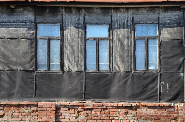 Oude verweerde muur met ramen — Stockfoto