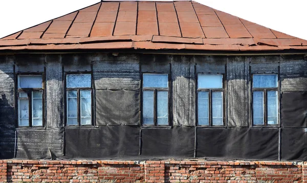 Oude verweerde muur met ramen — Stockfoto