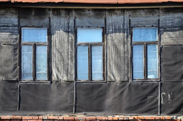 Parede de tijolo velho resistido com janelas — Fotografia de Stock