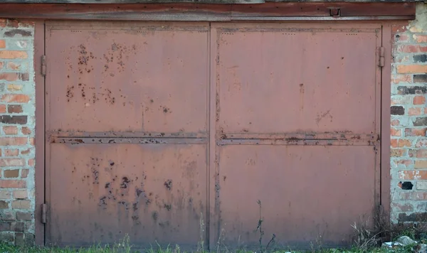 차고에서 그려진된 게이트의 짜임새 벽돌의 — 스톡 사진