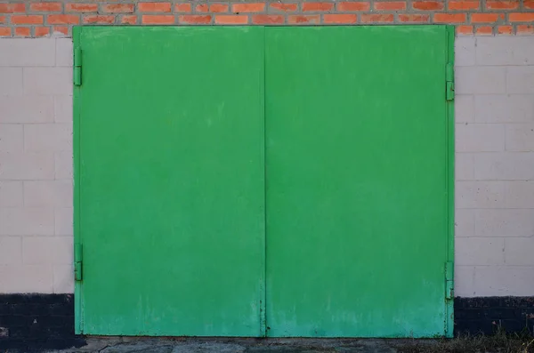 Textura Una Puerta Metal Pintado Garaje Ladrillo Grandes Puertas Metálicas —  Fotos de Stock