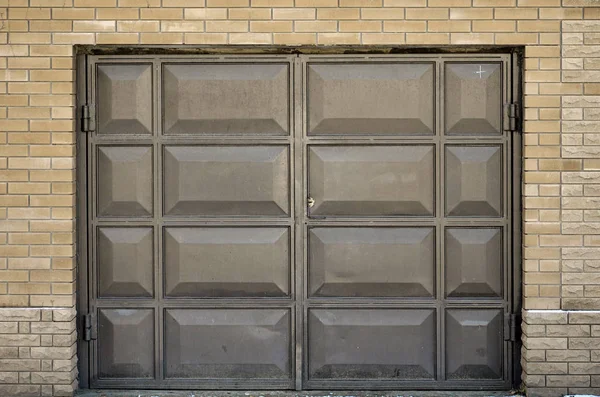 Textura Una Puerta Metal Pintado Garaje Ladrillo Grandes Puertas Metálicas — Foto de Stock