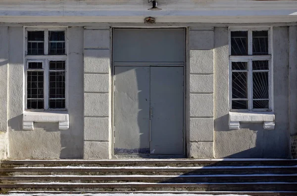 콘크리트 벽에서 그려진된 금속 문의 질감 — 스톡 사진