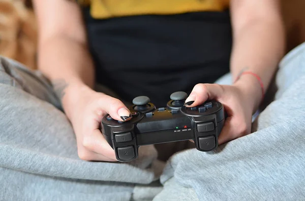 Primer Plano Una Joven Blanca Traje Deportivo Jugando Videojuegos Una — Foto de Stock