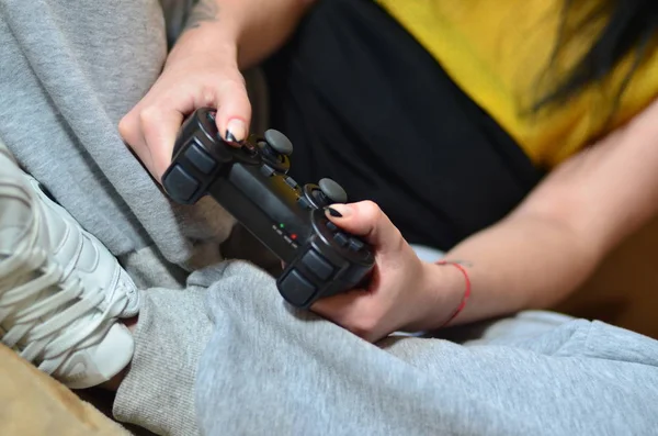 Fragmento Del Cuerpo Una Joven Caucásica Que Sienta Sofá Juega — Foto de Stock