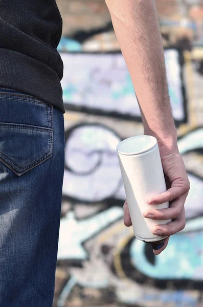 Rear view of a guy drawing a wall with aerosol paint — Stock Photo, Image