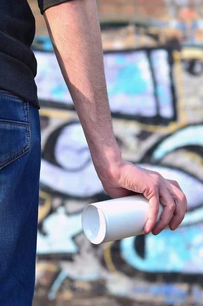 Rear view of a guy drawing a wall with aerosol paint — Stock Photo, Image