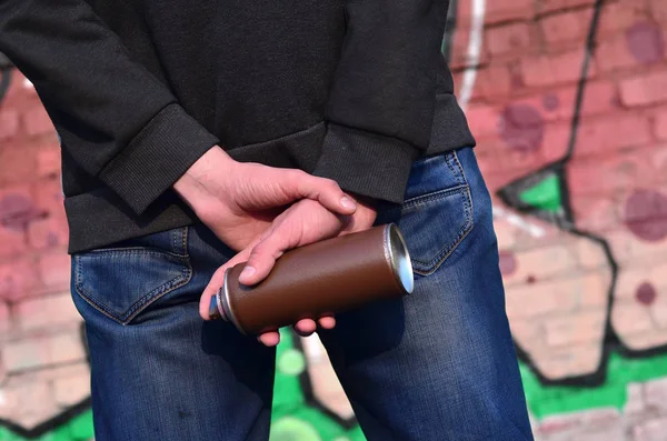 Artista de graffiti con una lata de spray en la mano. Vista trasera — Foto de Stock