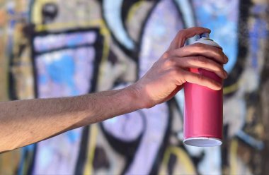 Grafiti sanatçısı bir sprey ile elinde olabilir. Arkadan Görünüm