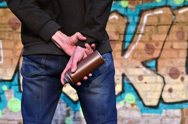 Artista de graffiti con una lata de spray en la mano. Vista trasera — Foto de Stock