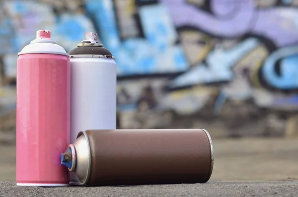 A still-life of several used paint cans of different colors — Stock Photo, Image