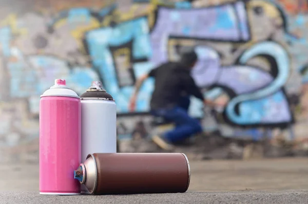 A still-life of several used paint cans of different colors — Stock Photo, Image