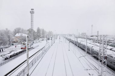 Kharkov, Ukrayna - 19 Nisan 2017: Kharkov sokaklarda Nisan ayında kar beklenmeyen hızlı serpinti. Yük arabaları çok kalın kar tabakası tarafından kapalı