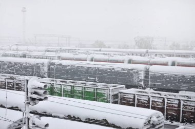 Kharkov, Ukrayna - 19 Nisan 2017: Kharkov sokaklarda Nisan ayında kar beklenmeyen hızlı serpinti. Yük arabaları çok kalın kar tabakası tarafından kapalı