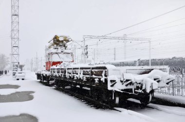 Kharkov, Ukrayna - 19 Nisan 2017: Kharkov sokaklarda Nisan ayında kar beklenmeyen hızlı serpinti. Yük arabaları çok kalın kar tabakası tarafından kapalı
