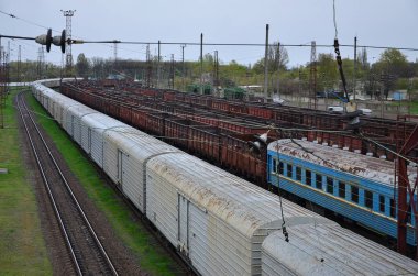 Pavlograd, Ukrayna - 17 Nisan 2017: Demiryolu Deposu trainyard ve Pavlograd ana tren istasyonu yakınında çok sayıda satır boş yük arabalarından bulunmaktadır
