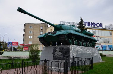 Pavlograd, Ukrayna - 16 Nisan 2017: Ağır tanklar, Sosyalist Emek, Doktor Teknik Bilimler, Generaloberst Kotin Zhozef Yakovlevich (1908-1979 kahramanı baş tasarımcısının Anıtı)