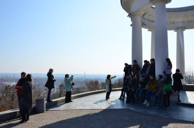Poltava, Ukrayna - 2 Nisan 2017: Rehber bir gezi beyaz Rotunda altında üzerinde okul onun grup anmak için bir fotoğraf yapar