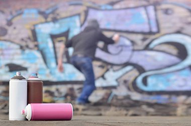 Bir fotoğraf boya belirli bir sayının üzerinde büyük grafiti çizim genç adam çizer duvar boşlukla çerçevede kutular. Duvar grafiti çizim Modern Sanat