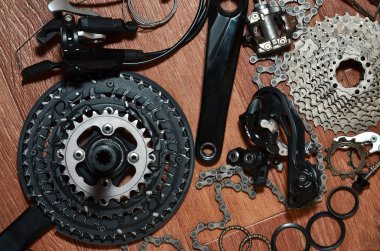 Birçok farklı metal parçalar ve bileşenler çalışan dişli