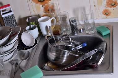 Yıkanmamış yemekleri mutfak lavabo ve tezgah üzerinde büyük bir yığın. Bir sürü aletleri ve mutfak aletleri yıkama önce. Günlük rutin ve karmaşıklık pişirme kavramı