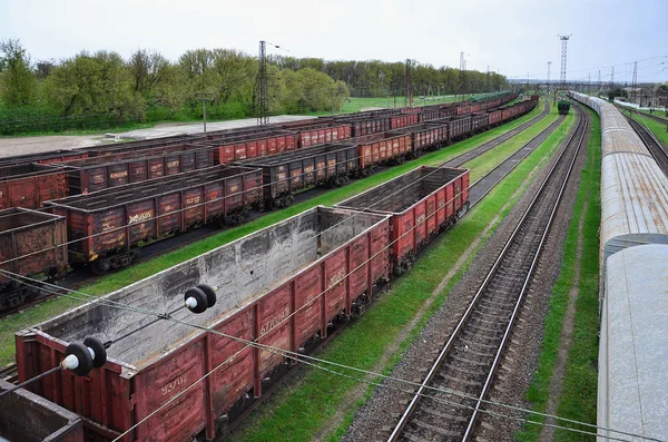 Een enorm aantal lege vracht auto's zijn in de spoorlijn Pavlograd — Stockfoto