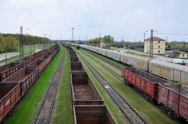 Obrovské číslo prázdné nákladní automobily jsou v de železniční Pavlograd — Stock fotografie