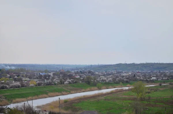 Pavlograd 乌克兰 2017年4月17日 从远方眺望 Pavlograd 的城市的某一部分 景观与许多建筑和种植 留在视野中的地平线 — 图库照片