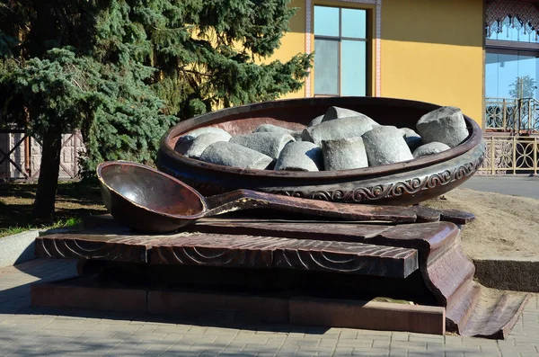 Monumento al dumpling ucraniano (Halusky, Galushki) en Poltava — Foto de Stock