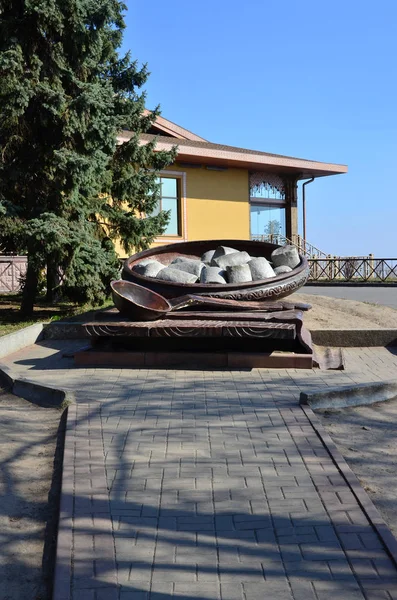 Monumento de bolinho ucraniano (Halusky, Galushki) em Poltava — Fotografia de Stock