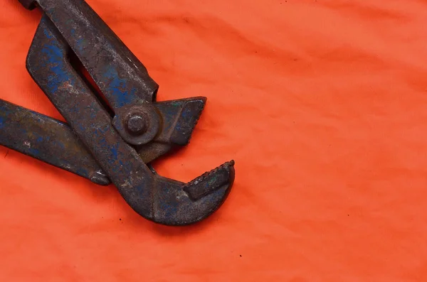 Llave Ajustable Contra Fondo Una Camisa Trabajador Señal Naranja Naturaleza —  Fotos de Stock