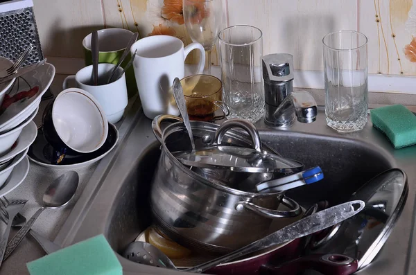 Tumpukan Besar Piring Kotor Wastafel Dapur Dan Atas Meja Banyak — Stok Foto