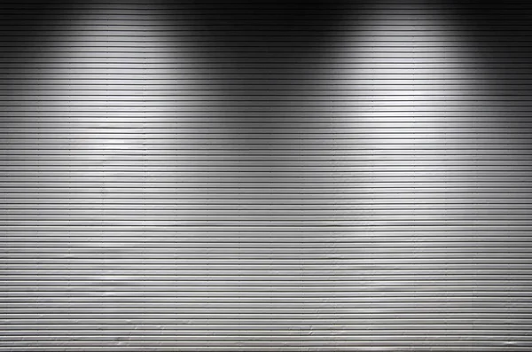 금속 벽은 midd 밝히는 보이지 않는 광원 — 스톡 사진
