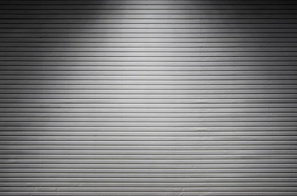 Metall vägg med osynliga ljuskällor som lyser upp midd — Stockfoto