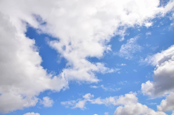 ふわふわと密 whi と明るく輝く青い空の写真 — ストック写真