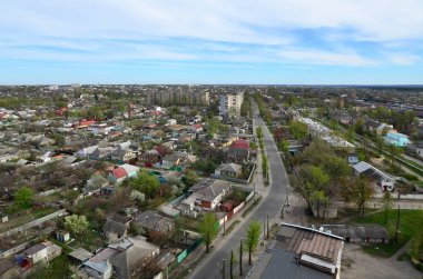 Yatay bir kuş bakışı Kharkov şehirden bir sanayi bölgesinin. Bir sürü ev ve Kharkov Chervonozavodsky bölgesinde Açık güneşli bir dal fabrikalar