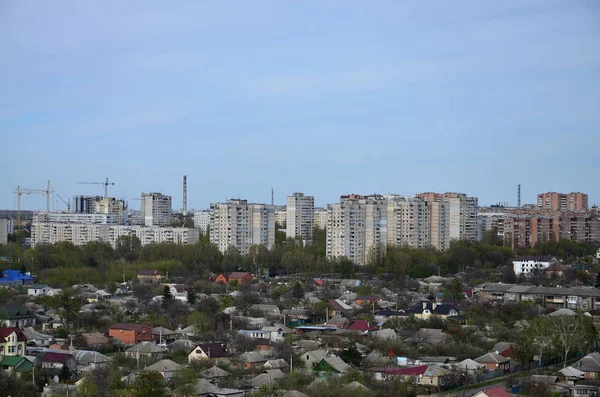 鳥の目のビューからハリコフ市の工業地帯の風景です たくさんの家や日当たりの良い晴れた日にハリコフの Chervonozavodsky 地区の企業 — ストック写真
