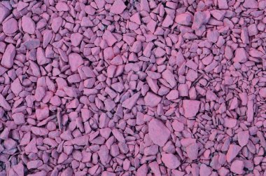 Doku pembe boyalı ezilmiş taş yığını