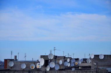 Uydu televizyon antenleri bir bl altında çatıda bir sürü
