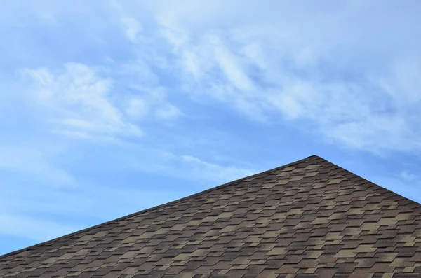 Крыша покрыта современным плоским битумным водонепроницаемым покрытием — стоковое фото