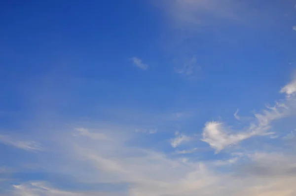 Una foto di un cielo azzurro luminoso e lucente con whi soffice e denso — Foto Stock