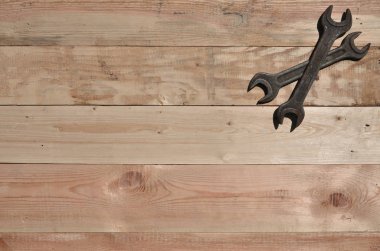 Birkaç paslı somun anahtarları yatıyor bir atölyede ahşap bir masa üzerinde