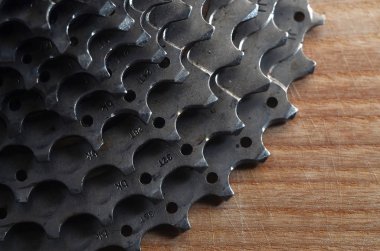 Bir tahta üzerinde yalan bir dağ bisikleti üzerinden arka kaset (dişli) 