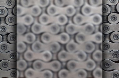 Kirli ve yağlı zinciri üzerinde ahşap tabl yalan bir dağ bisikleti