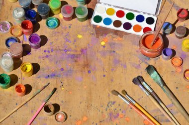 Natürmort fırçalar bir sürü ve jars-in suluboya ve goua ile