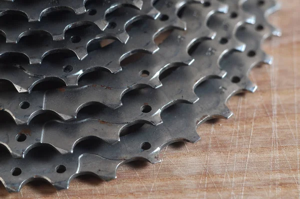 Casete trasero (piñón) de una bicicleta de montaña acostada en una madera — Foto de Stock