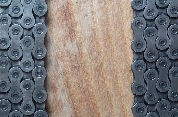 Грязная Жирная Цепь Горного Велосипеда Лежащего Деревянном Столе Магазине Велосипедов — стоковое фото